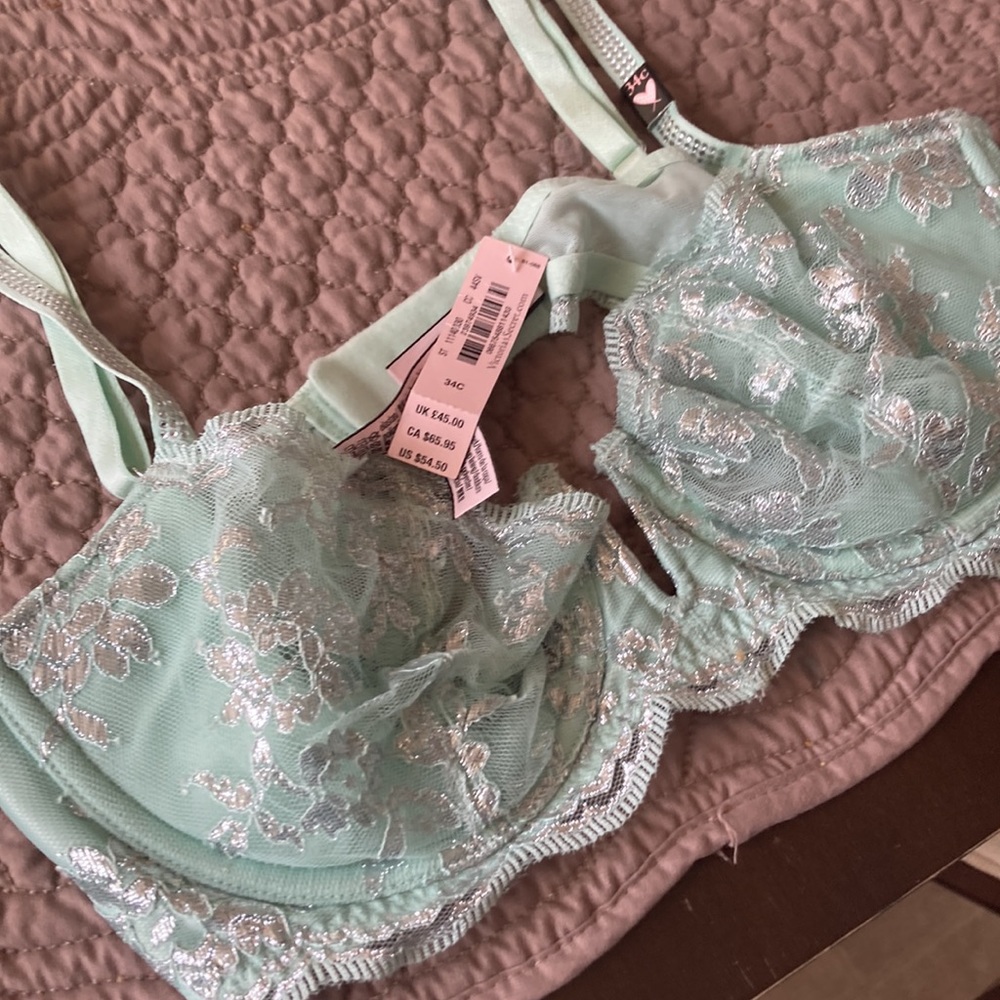 Victoria’s Secret soft mint green 34C bra NWT
